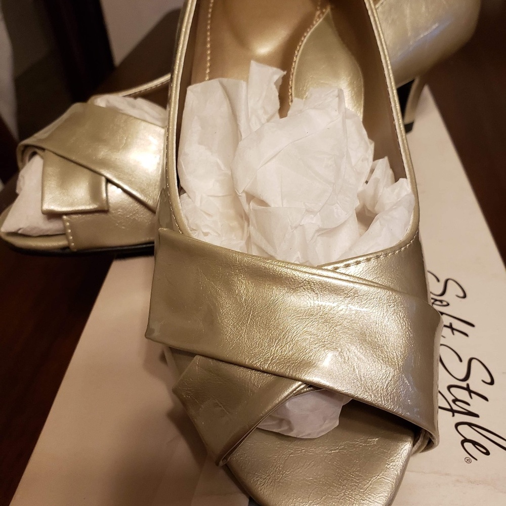 Women’s 9.5 Extra Wide Width Pearlized Bone Heels